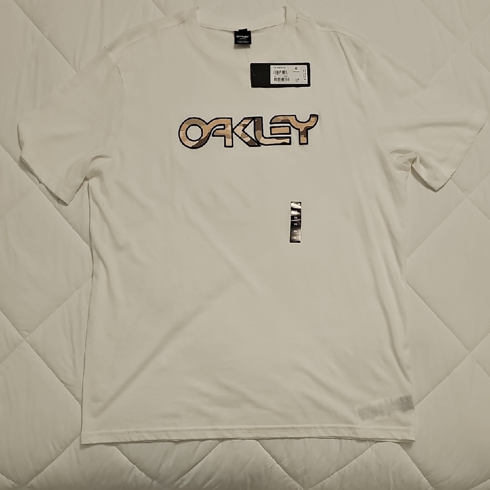 Oakley White Short Sleeve Tee Sporty Design